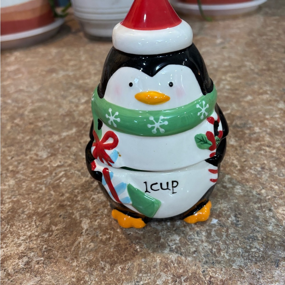 Boston Warehouse Stackable Penguin measuring cups. NWOT excellent condition